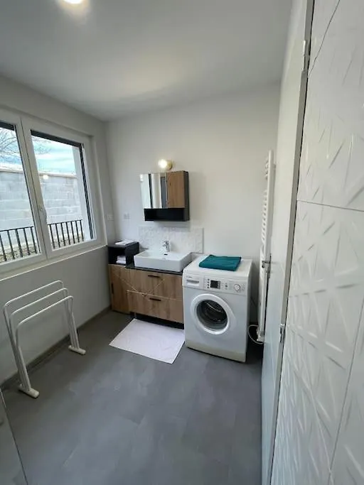 Appartement T3 Avec Jardin Et Veranda Saint-Priest  0*, Saint-Priest (Rhone)